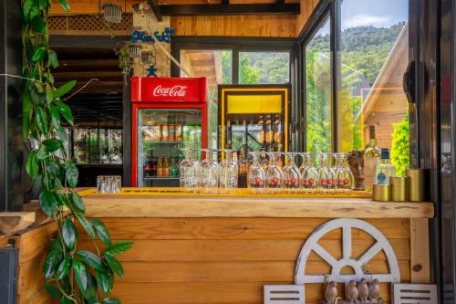 a bar with glasses on top of a counter at Karaöz Sapphire Bungalows in Kumluca