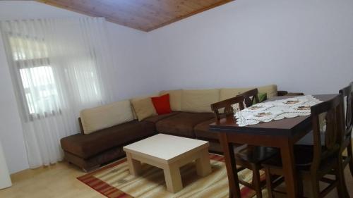 uma sala de estar com um sofá e uma mesa em Akid&Alan Apartment em Tirana