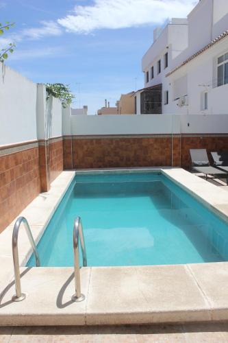 Kolam renang di atau dekat dengan Apartamento con piscina en Ciudad Jardín