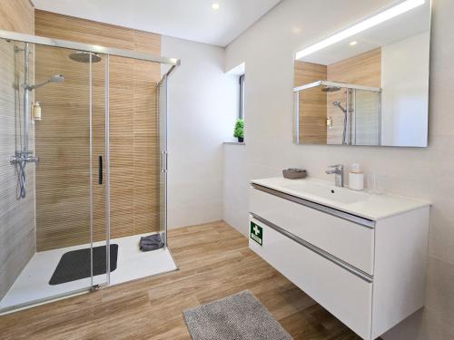 un baño con ducha y lavabo en Apartment Praia Rocha Residence Honey Glow, en Portimão