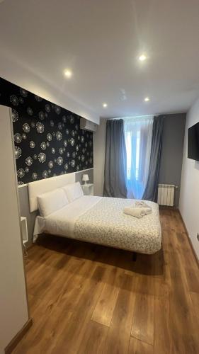 a bedroom with a bed in a room at Hostal New Life Madrid in Madrid