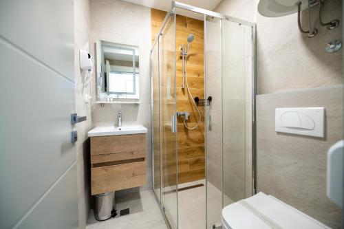 La salle de bains est pourvue d'une douche, de toilettes et d'un lavabo. dans l'établissement Imperial rooms, à Mostar