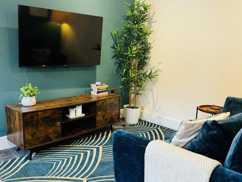 sala de estar con TV de pantalla plana en la pared en The Red Lion, en Holbeach