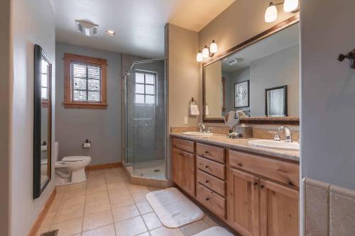un bagno con due lavandini, una doccia e un WC di The Cottages - Golf, Pool, Play - 2-Bedroom a Truckee