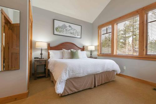 una camera con un grande letto e due finestre di The Cottages - Golf, Pool, Play - 2-Bedroom a Truckee