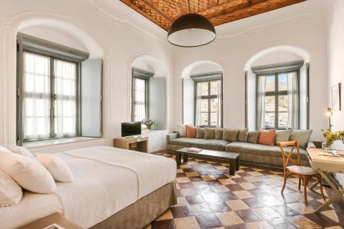 1 dormitorio con 1 cama y 1 sofá en Hydrea Exclusive Hospitality en Hydra