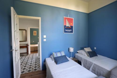 Habitación con 2 camas y pared azul en Valdissol, en Sanary-sur-Mer