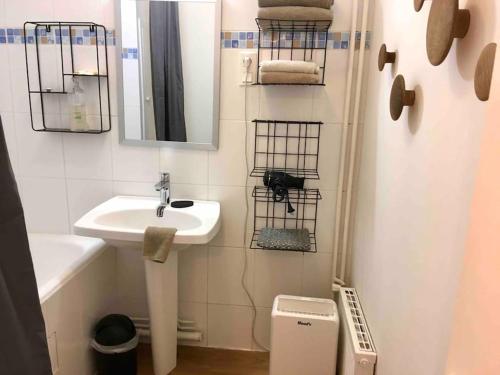 une petite salle de bain avec un lavabo et des toilettes dans l'établissement Studio au centre ville de Concarneau, à Concarneau