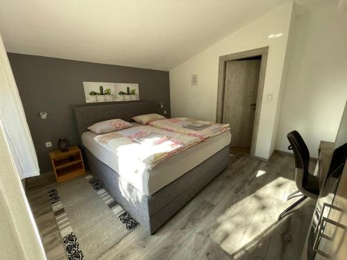 - une chambre avec un lit dans l'établissement Apartman Dujmović 1, à Otočac