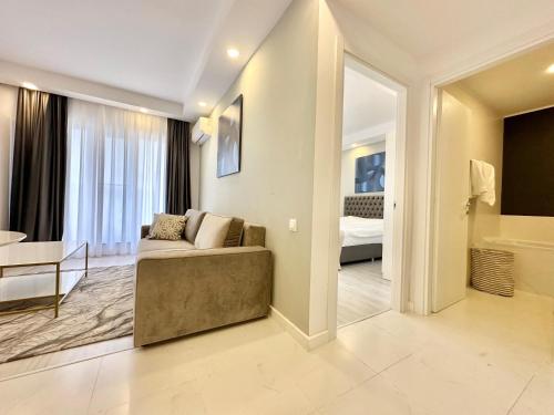 een woonkamer met een bank en een slaapkamer bij Double Studio B105 StayInn by Cosmopolis in Creţuleasca