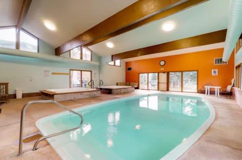 Bazén v ubytování Lake Cliffe A101 by Great Western Lodging nebo v jeho okolí