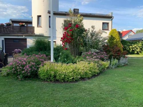 un giardino davanti a una casa con fiori di Jaani Accommodation 2 a Pärnu