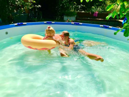 un niño y una niña en una piscina en W Karkonoszach na Chacie #SAUNA # BILARD #LEŚNY PARK, en Wojcieszyce