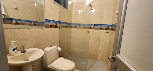 małą łazienkę z toaletą i umywalką w obiekcie Cabaña Los Cristales Coveñas w mieście Coveñas