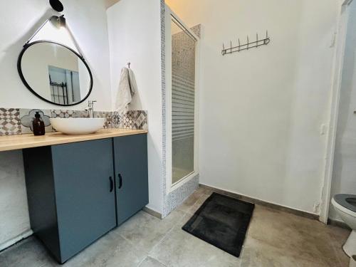 une salle de bain avec un lavabo et un miroir dans l'établissement L'Aixalté - T2, Vieille Ville, à Aix-en-Provence