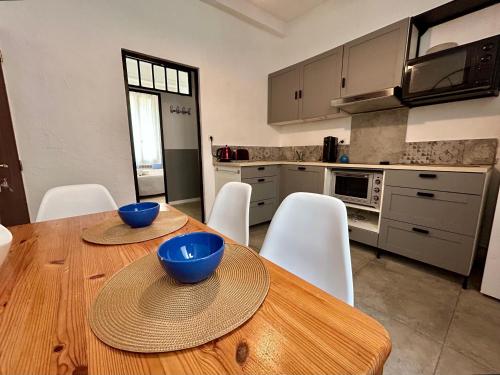 - une cuisine avec une table en bois et des bols dans l'établissement L'Aixalté - T2, Vieille Ville, à Aix-en-Provence