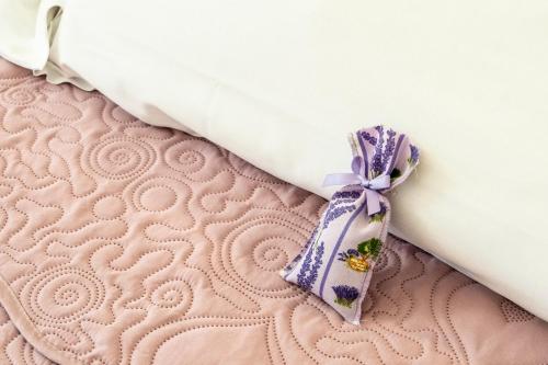 a purple bow sitting on top of a bed at Agriturismo Giorgi appartamenti in Riviera Ligure in Albenga