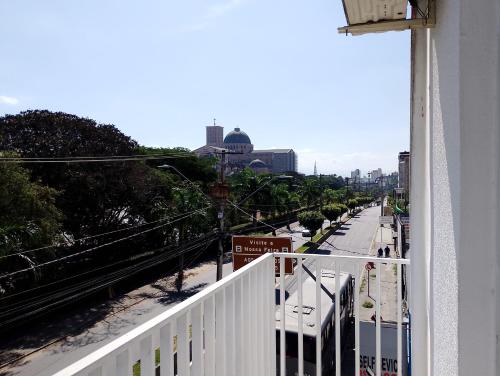 uma vista para uma rua da cidade a partir de uma varanda em Hotel Portal dos anjos em Aparecida