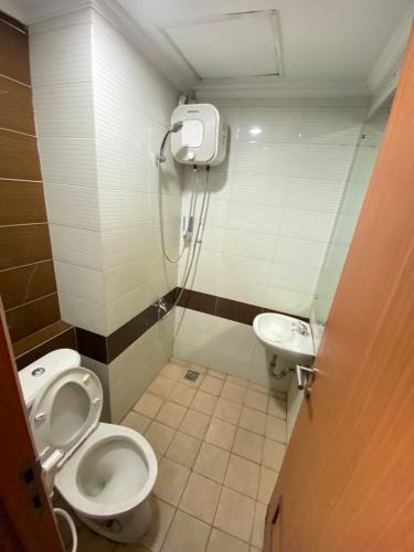 uma casa de banho com um WC e um lavatório em APARTEMEN MARGONDA RESIDENCE 3 DEPOK By DBancah Rooms 719 em Kemirimuka Tiga