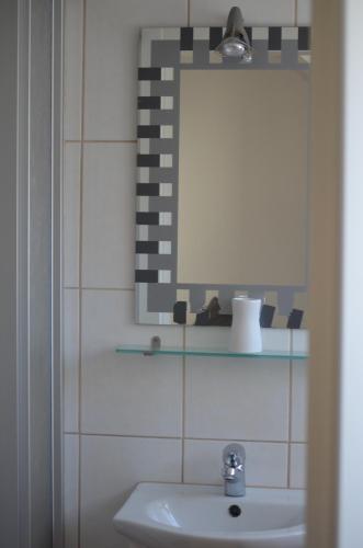 a bathroom with a sink and a mirror at Weingut Sauer-Kettermann in Enkirch