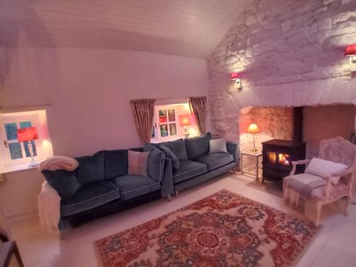 Uma área de estar em Quaint secluded Cottage close to beautiful Kinvara