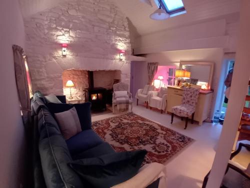 Uma área de estar em Quaint secluded Cottage close to beautiful Kinvara