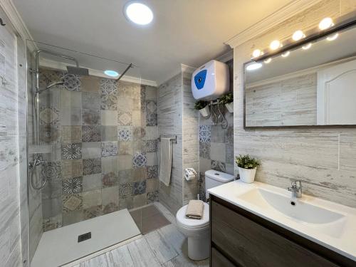 W łazience znajduje się umywalka, toaleta i prysznic. w obiekcie Xookoob Danubio Playa del Ingles w mieście Maspalomas