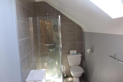 La salle de bains est pourvue d'une douche et de toilettes. dans l'établissement 1-Bedroom Cottage sleeps 3 in Kilmore Quay, à Kilmore Quay