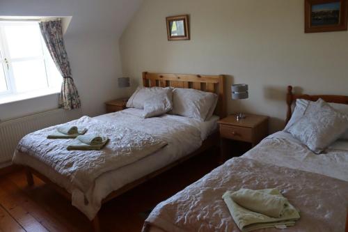 - une chambre avec 2 lits et une fenêtre dans l'établissement 1-Bedroom Cottage sleeps 3 in Kilmore Quay, à Kilmore Quay