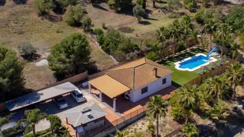 an aerial view of a house with a swimming pool at Cubo's Lemon House in Cártama