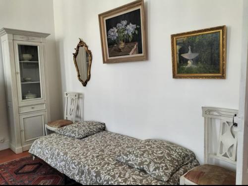 une chambre avec un lit et un tableau au mur dans l'établissement Appartement chic Haussmanien, à Collobrières