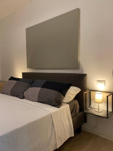 um quarto com uma grande cama branca e um espelho em Cortemaggiore 4D Luxury-Flexrent Abissinia em Riccione