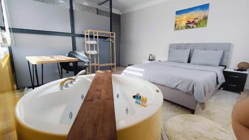 Un pat sau paturi într-o cameră la Grond Konaklama Mersin