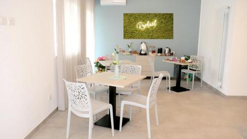 a dining room with a table and chairs at B&B Raphaël in Marigliano