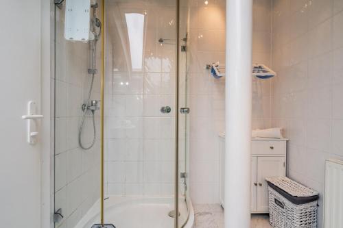 a bathroom with a shower and a bath tub at Appartementanlage Thermenblick SKI IN & SKI OUT in Bad Kleinkirchheim