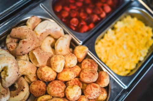 Chalés Galinha Da Roça في مونتي فيردي: صينية مليئة بأنواع مختلفة من البطاطس والأطعمة الأخرى