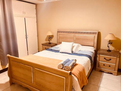 SiguatepequeにあるApartamentos Carmela # 3のベッドルーム1室(ベッド1台、タオル2枚付)