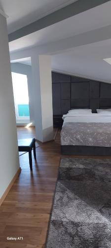 Un dormitorio con una cama y una mesa. en Hotel Relax en Leova