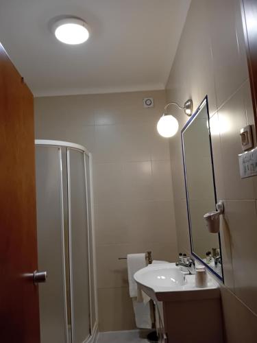 Bilik mandi di Reguengos Hotel