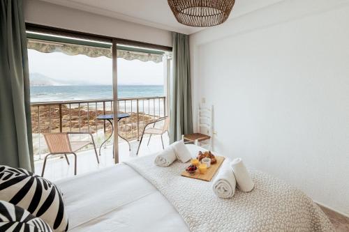 1 dormitorio con 1 cama y vistas al océano en Apto. Miramar con magníficas vistas al mar, en El Campello