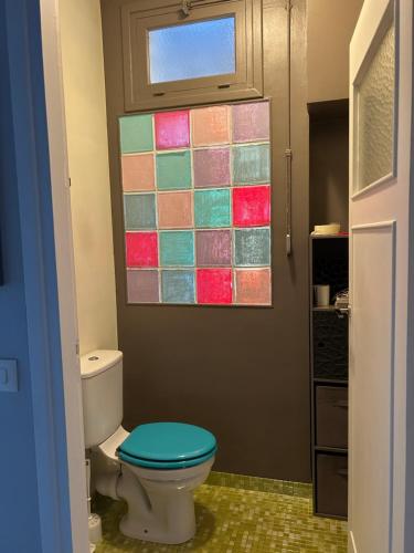 une salle de bain avec toilettes et fenêtre dans l'établissement Summer - appartement 20 mins to Paris - JO 2024, à Ermont