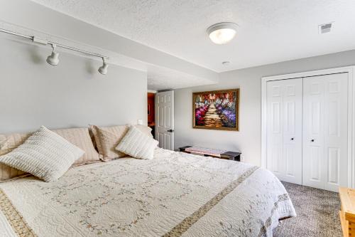1 dormitorio con 1 cama y una pintura en la pared en Cozy Kaysville Vacation Rental with Mountain Views!, en Kaysville