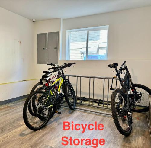 duas bicicletas estacionadas numa sala de armazenamento de bicicletas em Apartment in University District- Micro Studio em Seattle