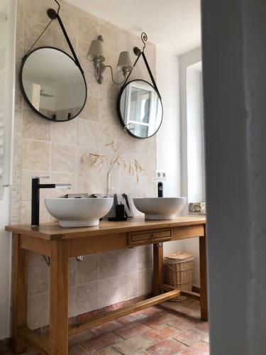 une salle de bain avec deux lavabos et un miroir dans l'établissement Gîte et studio indépendant idéal Famille, à Le Rouret