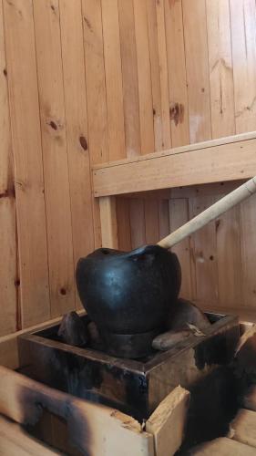 a black vase sitting on top of a box at Finca Hotel Guayacundo in Vergara