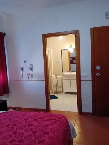 Katil atau katil-katil dalam bilik di Reguengos Hotel