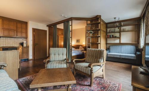 a living room with a table and chairs and a kitchen at Appartements Pulverer in Bad Kleinkirchheim