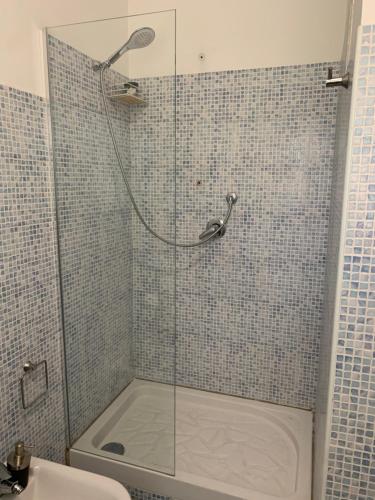 サン・ジョヴァンニ・ヴァルダルノにあるLa Terrazzaのバスルーム(ガラスドア付きのシャワー付)