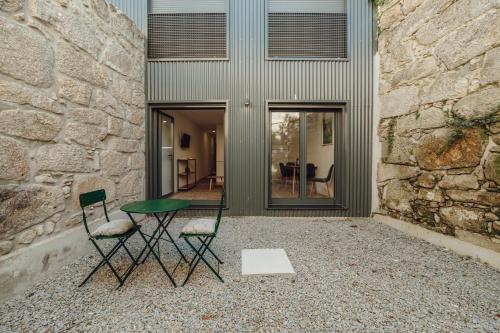 una mesa y dos sillas frente a un edificio en Courtyard Oporto Design Apartments by Vacationy, en Oporto