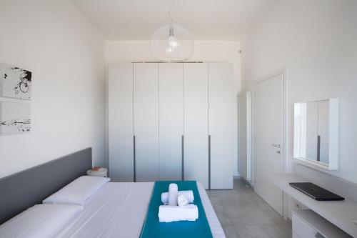 a small room with a bed with towels on it at Suite vista mare in Gaeta